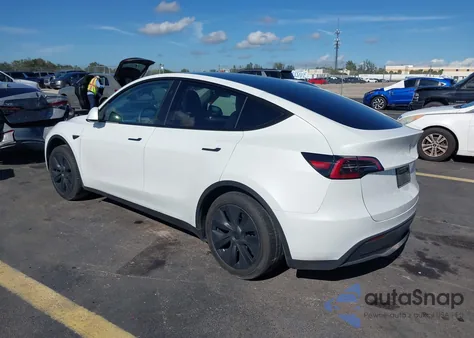 2025 Tesla Model Y Long Range Dual Motor All-Wheel Drive z USA, uszkodzony, nr VIN 7SAYGDEE5SA338332